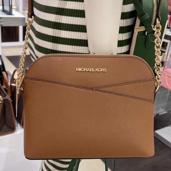 Michael Kors Handbags - MICHAEL KORS
Jet Set Travel Medium Dome Crossbody Bag XCROSS XBODY
Luggage
NWT